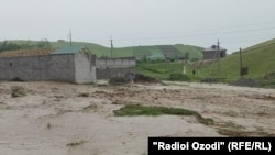 Тажикстандын Куляб шаарындагы суу ташкын. 11-май, 2021-жыл. Архивдеги сүрөт.
