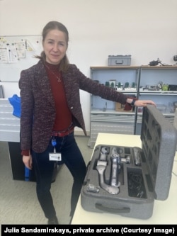 Юлія Сандамірская з навуковым абсталяваньнем, фота з прыватнага архіву