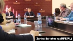 На своей первой пресс-концеренции в ранге президента Анатолий Бибилов предпочел обходиться обтекаемыми, даже осторожными заявлениями