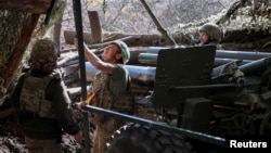 Артилеристи 152-ї ОЄБр ЗСУ готуються до пострілу з самохідної гаубиці M114 на позиціях поблизу Покровська, 15 жовтня 2025 року