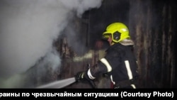 Рятувальники ДСНС гасять пожежу після російського удару по Одещині, архівне фото