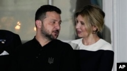 Ukrainanyň prezidenti Wolodymyr Zelenski (çepde) aýaly Olena bilen Ak Tamda geçirilen NATO çäresinde. 10-njy iýul