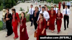 Talyp ýaşlar we bilim resmileri (Arhiw suraty)