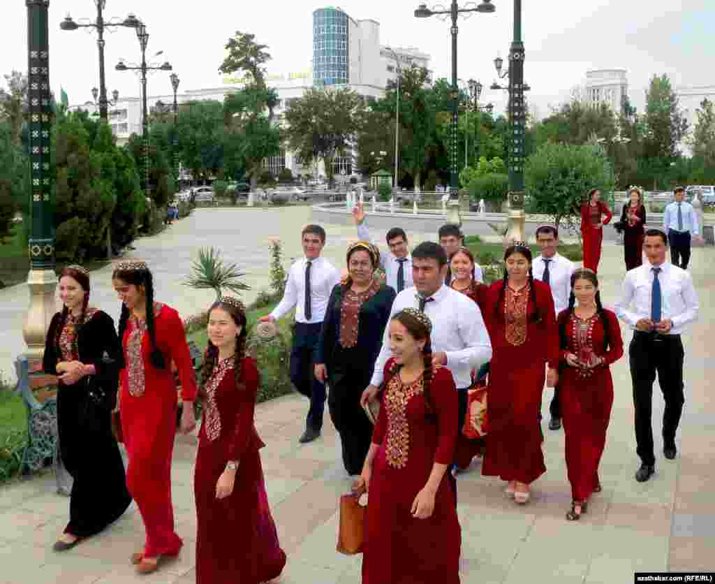 Aşgabadyň &quot;Ylham&quot; seýilgähinde gezelenç edýän talyplar.