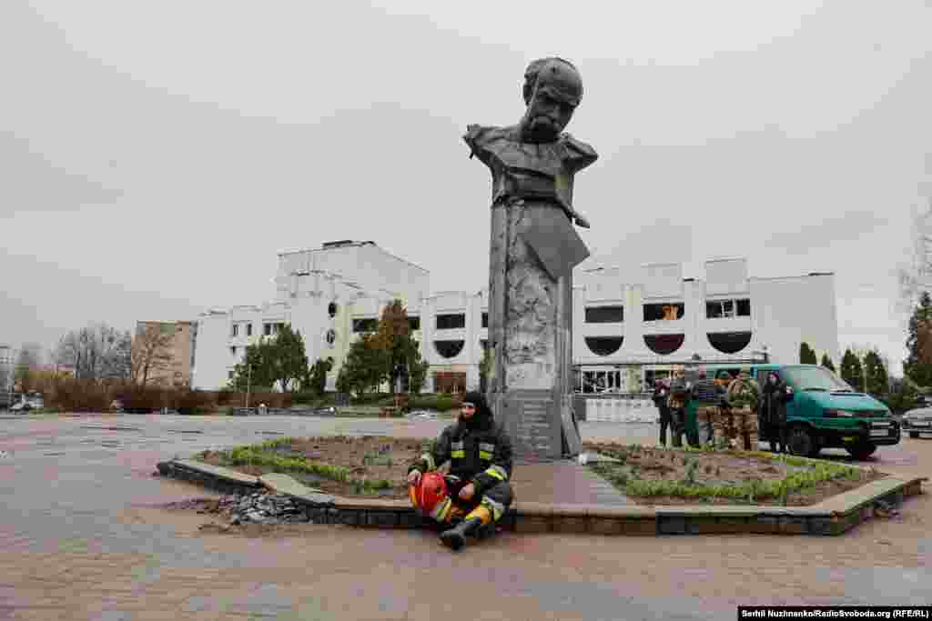 Рятувальник відпочиває біля розстріляного російськими військами пам’ятника Тарасові Шевченку в селищі Бородянка на Київщині, 8 квітня 2022 року