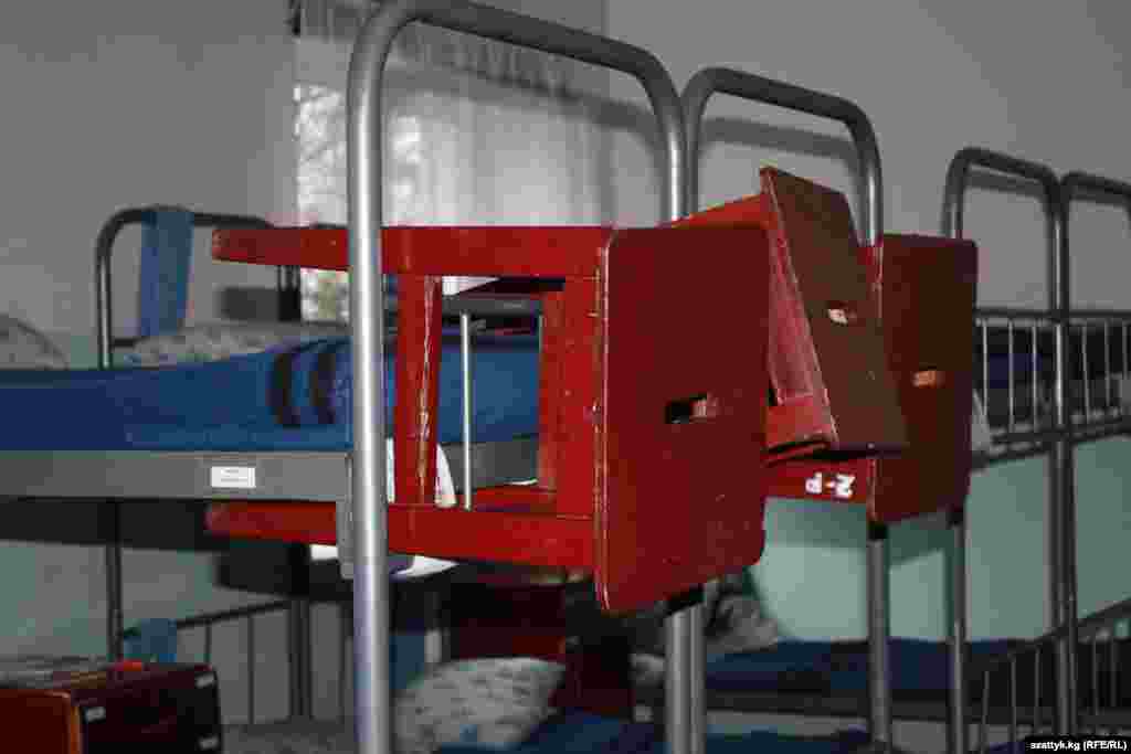 Кызматын өтөгөнү сыртка чыгып кеткен жоокерлер стулдарын асып коюшат