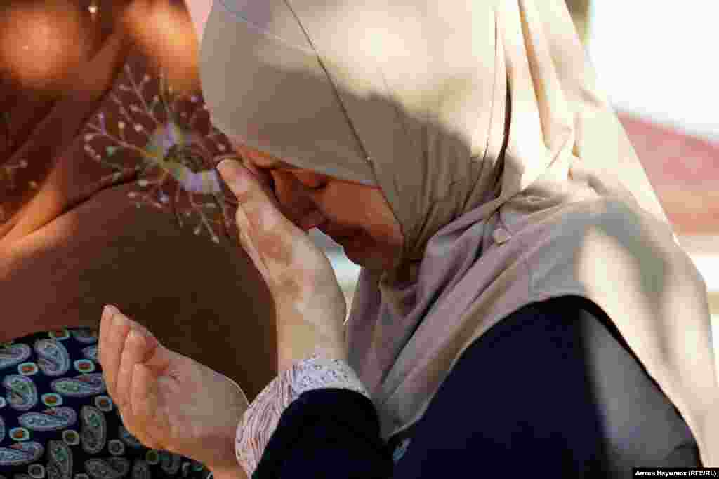 Наджие Алиева, мужа которой арестовали по обвинению в участии в &quot;Хизб ут-Тахрире&quot;. Муслиму Алиеву грозит до 25 лет лишения свободы.