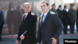 Министр обороны Армении Сейран Оганян (слева) встречает своего грузинскомо коллегу Ираклия Аласания (справа) 