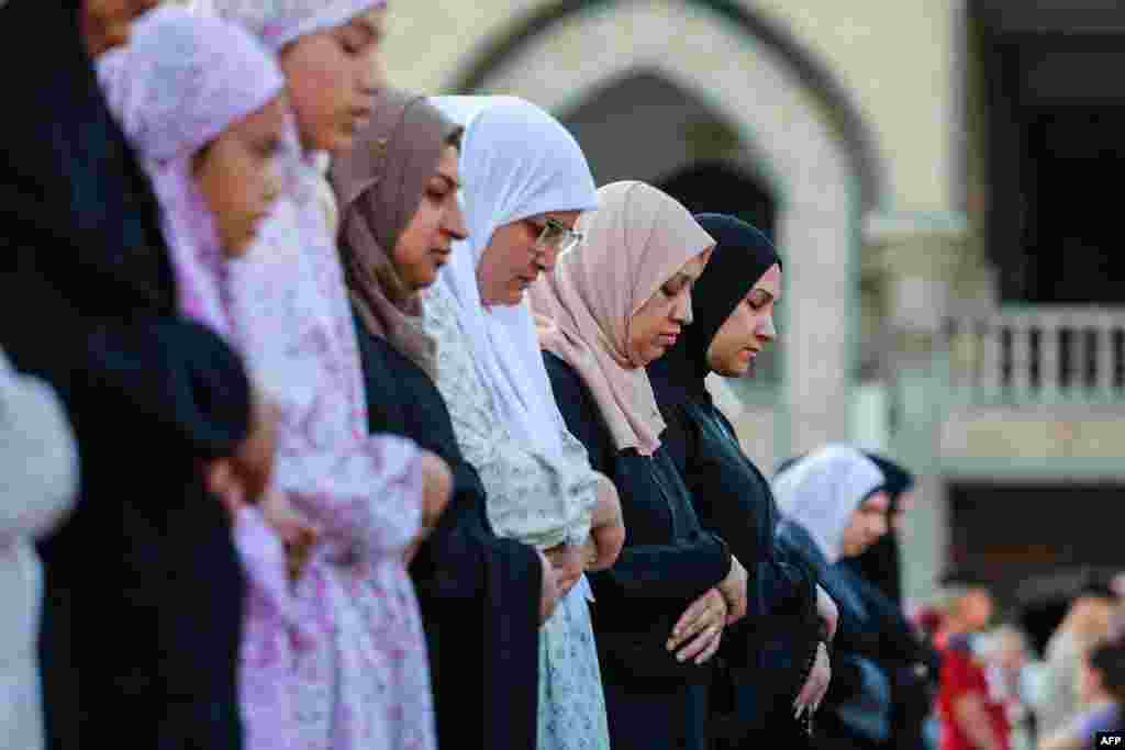 Занони намозгузор дар мақбараи рӯҳонии шиамазҳаби қарни 12 Абдулқодири Ҷилонӣ. Бағдод, Ироқ, 6 июн 