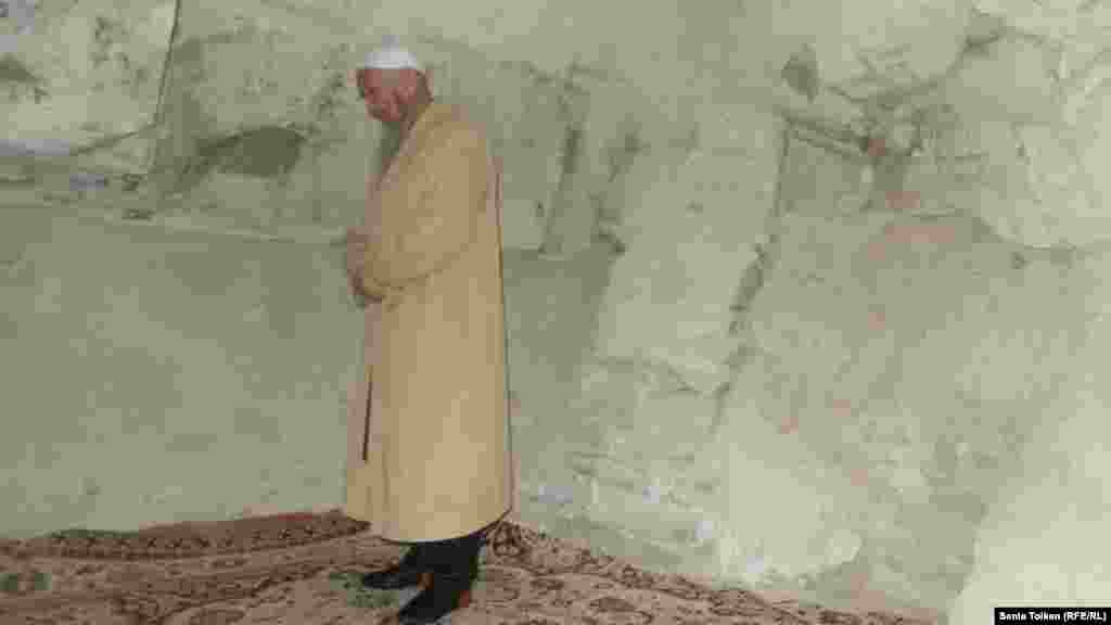 Бейнеудегі мешіттің шырақшысы Қалымбет Тасов намаз оқып тұр.