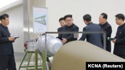 ЦТАК маалымат агенттигинин кабарлашынча, суутек бомбасынын дүрмөтү континент аралык ракетага жүктөлүп, бул жараянга өлкө лидери Ким Чен Ын көз салган. 3-сентябрь, 2017-жыл