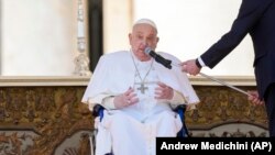 Папа Рымскі Францішак прамаўляе перад вернікамі на пляцы Сьвятога Пятра ў Ватыкане, 6 красавіка 2025 году