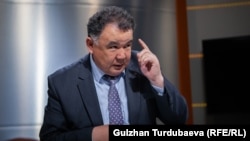 Туйгуналы Абдраимов “Азаттыктын” студиясында.  2019-жыл.