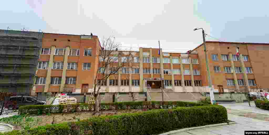 Школярі відкритого космічного ліцею-гімназії №41 у Сімферополі з 23 березня відправлені на канікули. Робітники, з минулої осені що утеплюють фасад учбового закладу, продовжують працювати