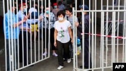 Люди на входе на рынок в Алматы. 25 апреля 2020 года. 