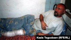 Поэт и диссидент Арон Атабек после ранения в ногу при акции протеста против сноса домов жителей поселка Бакай близ Алматы. Алматы, 13 мая 2006 года.   