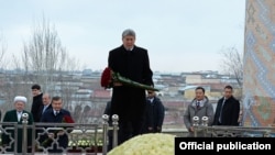 Президент Кыргызстана Алмазбек Атамбаев возложил цветы к могиле первого президента Узбекистана Ислама Каримова. Самарканд, 24 декабря 2016 года.