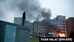 Напис на стіні: «Поліція вбиває»