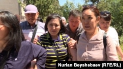 Канышай Мамыркулова (ортодо) жакындарынын коштоосунда соттон чыгып баратат. Бишкек. 3-июль, 2025-жыл.