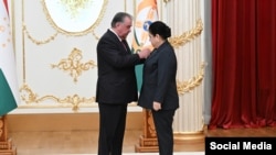 Эмомали Рахмон жана Озода Рахмон 
