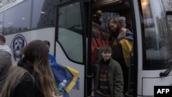 Belarusda həbsdə saxlanılan Ukrayna vətəndaşları azad edildikdən sonra Çerniqova çatdıqdan sonra avtobusdan düşürlər.