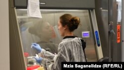 Тем временем инфекционисты ожидают услышать хорошие новости из лаборатории Лугара