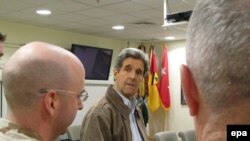 В последние дни перед выборами каждый промах оппонентов становится бесценен. Сенатор Керри извиняется