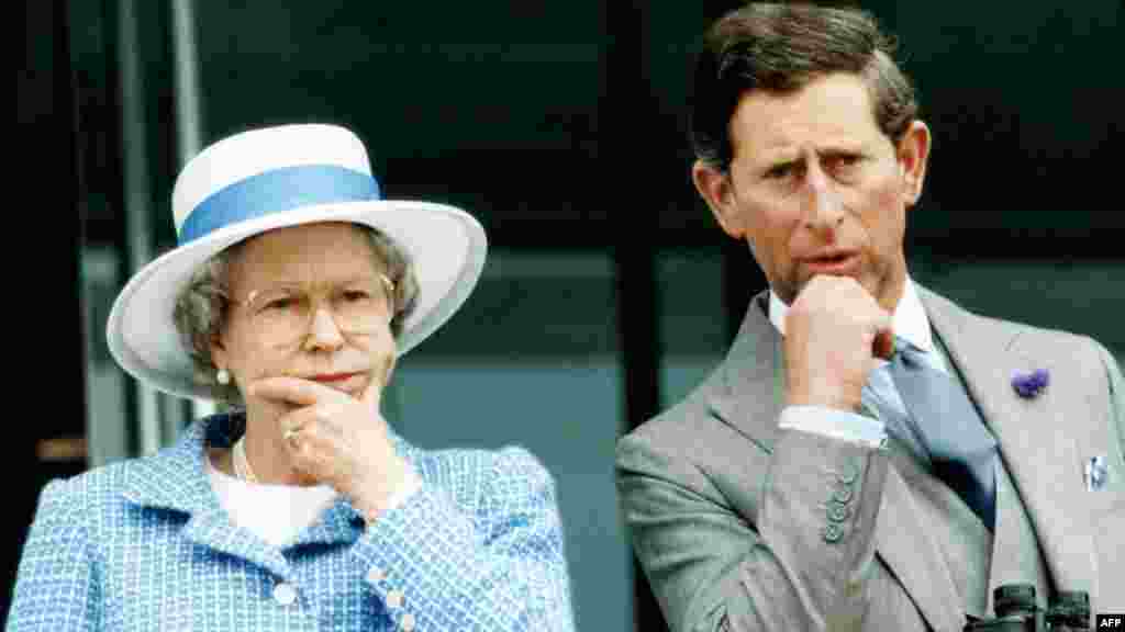 Ханыша уулу Чарлз менен Эпсом шаарында ат чабышты көрүүдө. Ханышанын маанайы чөгүңкү көрүнгөнү&nbsp;байкалат. 1992-жылы эки уулу, кызы Анна ажырашкан эле.