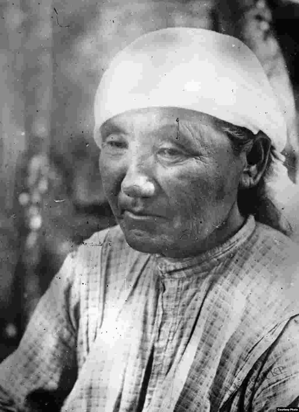 Үркүндүн запкысын тарткан аял. 1931-жыл.