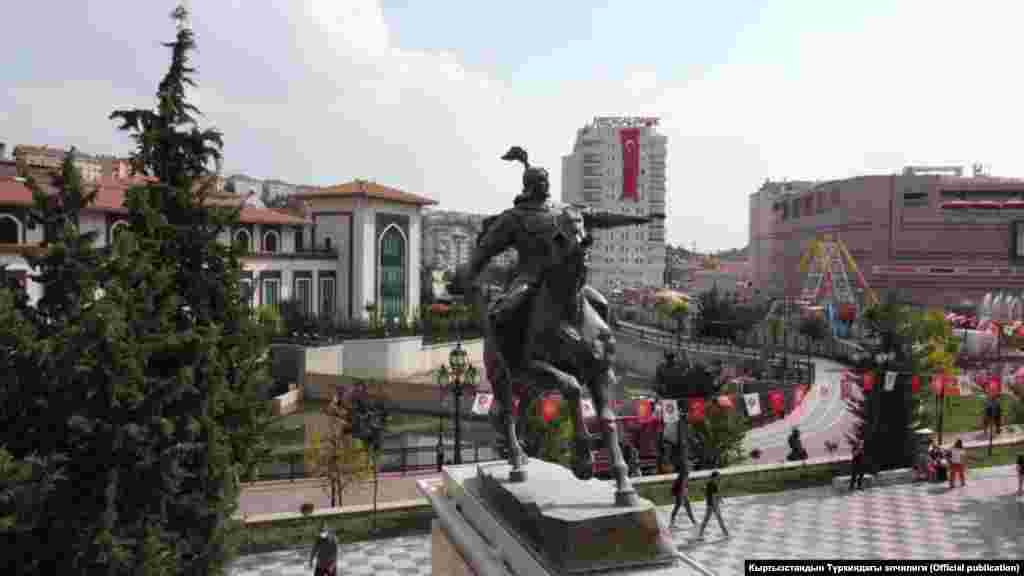 Бийиктиги 10 метрлик айкелде атчан Манас колуна кылыч кармап турат.