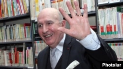 ԵԱՀԿ Մինսկի խմբի հեռացող համանախագահ Բեռնար Ֆասիեն հրաժեշտի ասուլիսում: Երեւան, 21-ը դեկտեմբերի, 2011թ. 