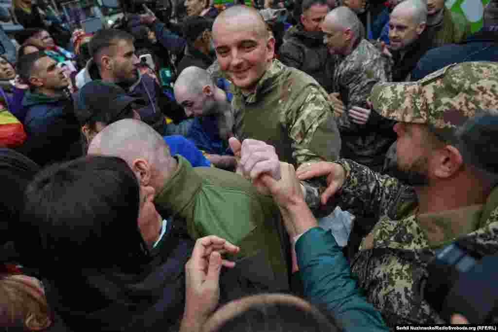Зустріч українських захисників, які повернулися російського полону 