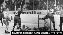 Շվեդիա - Դրվագ պատմական հանդիպումից․ Յան Սուխին գրավում է խորհրդային թիմի դարպասը՝ հաշիվը դարձնելով 1:0, Ստոկհոլմ, 21-ը մարտի, 1969թ․ 