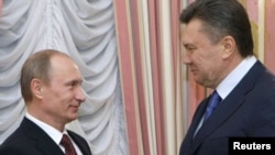 Владимир Путин (слева) и Виктор Янукович