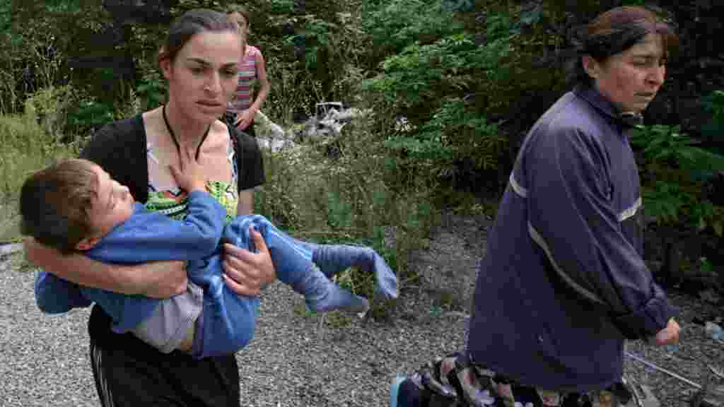 9-август. Куралдуу кагылыштар күчөдү. Түштүк Осетиянын тургундары уруштан качып Жава айылына баратышат.&nbsp;