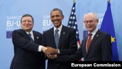 Голова Єврокомісії Жозе Мануель Баррозу (ліворуч), президент США Барак Обама (центр), голова Європейської ради Герман Ван Ромпей (проворуч), Брюссель, 26 березня 2014 року