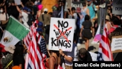 Участники протестов "Нет королей"