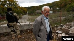 Появление российских военных и представителя югоосетинской стороны на территории, которую еще до выходных контролировали грузинские власти, вызвало новую волну недовольства в Тбилиси