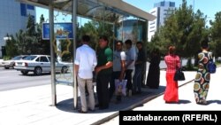 Автобусная остановка в Ашхабаде  