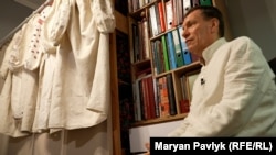 Під час розмови Радіо Свобода з дослідником народного строю, старшим науковим співробітником Всеукраїнського центру вишивки та килимарства Юрієм Мельничуком