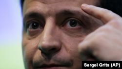 Володимир Зеленський під час спілкування із журналістами у своєму виборчому штабі після другого туру виборів. Київ, 21 квітня 2019 року