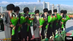 Туркменистан. Старейшины участвуют в мероприятиях, посвященных Дню Конституции и Дню Государственного флага. Май 2019 г. Взято из архива. Иллюстрационное изображение.