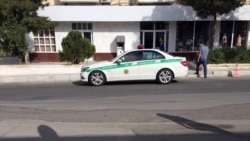 Aşgabadyň polisiýasy köpçülige “şortyly” barýan adamlara jerime salyp başlady