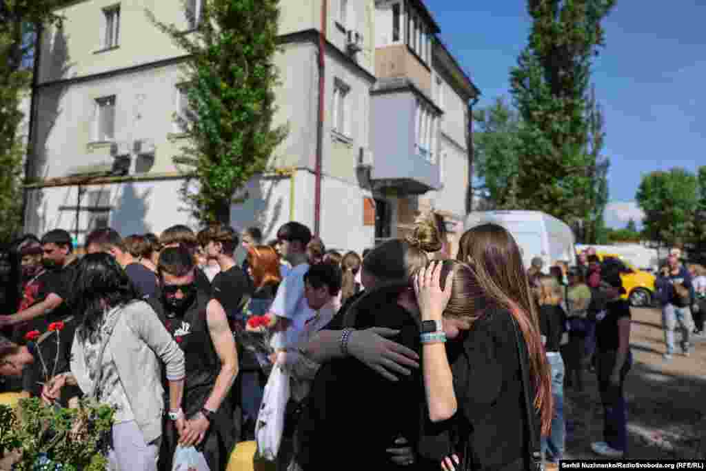 Люди, які приходили вшанувати загиблих, не стримували емоцій