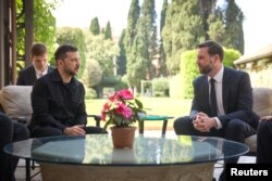 Украинанын президенти Владимир Зеленский менен АКШнын вице-президенти Жей Ди Вэнс Римде жолукту, 18-май, 2025-жыл.