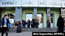 Сегодня, как и накануне вечером, у 51-й школы прошла акция солидарности с семьями погибших