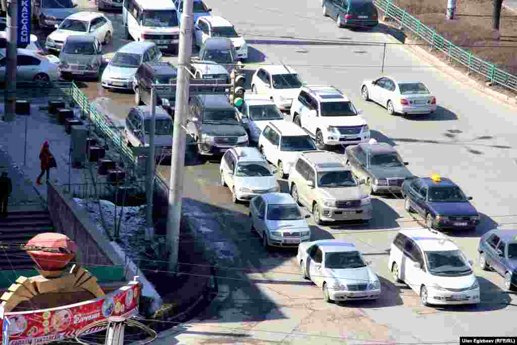 Чүй проспекти менен Байтик баатыр көчөсүнүн кесилишиндеги автотыгын.