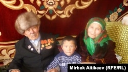 94 жаштагы Кожоке Мамбеталиев байбичеси жана небереси менен.