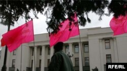 На Майдане Незалежности несколько тысяч сторонников коалиции провели очередной митинг с требованием к президенту отменить свой указ о роспуске Верховной рады