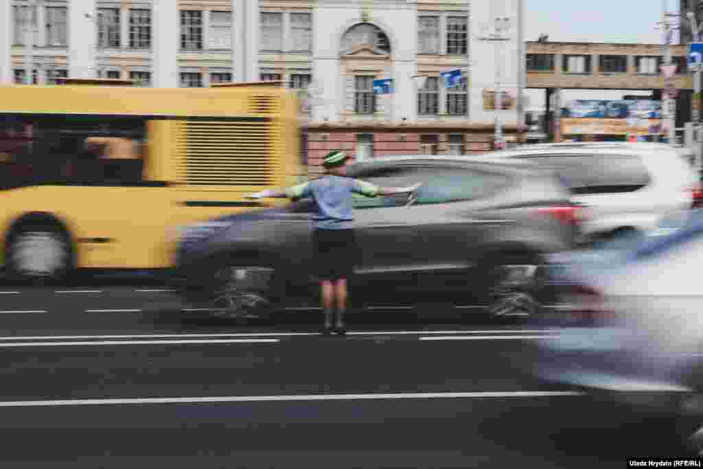 Звычайна жанчыны дзяжураць на скрыжаваньнях у пары з мужчынамі, але на час Эўрапейскіх гульняў брыгады будуць складацца зь дзьвюх жанчынаў і мужчыны